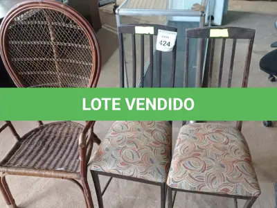 LOTE 424 - 03 CADEIRAS EM MADEIRA SENDO 02 CADEIRAS ESTOFADAS. (NO ESTADO) ATENÇÃO! FAZER A VISITAÇÃO ANTES DE ARREMATAR, NÃO SABEMOS SE FUNCIONA. LEILÃO NÃO TEM GARANTIA E NEM DEVOLUÇÃO, SUJEITO A POSSÍVEIS AVARIAS VISÍVEIS/OCULTAS E/OU AUSÊNCIA DE COMPONENTES.