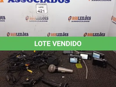 LOTE 421 - 01 LOTE COM CÂMERAS FOTOGRÁFICAS. (NO ESTADO) ATENÇÃO! FAZER A VISITAÇÃO ANTES DE ARREMATAR, NÃO SABEMOS SE FUNCIONA. LEILÃO NÃO TEM GARANTIA E NEM DEVOLUÇÃO, SUJEITO A POSSÍVEIS AVARIAS VISÍVEIS/OCULTAS E/OU AUSÊNCIA DE COMPONENTES.