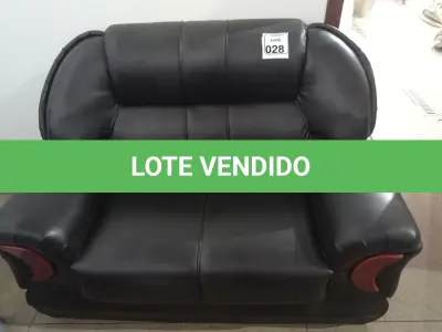 LOTE 028 - 01 SOFÁ EM COURO PRETO. (NO ESTADO) ATENÇÃO! FAZER A VISITAÇÃO ANTES DE ARREMATAR, NÃO SABEMOS SE FUNCIONA. LEILÃO NÃO TEM GARANTIA E NEM DEVOLUÇÃO, SUJEITO A POSSÍVEIS AVARIAS VISÍVEIS/OCULTAS E/OU AUSÊNCIA DE COMPONENTES.