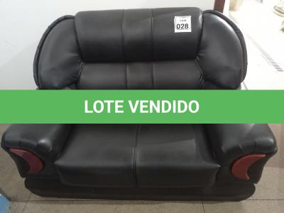 LOTE 028 - 01 SOFÁ EM COURO PRETO. (NO ESTADO) ATENÇÃO! FAZER A VISITAÇÃO ANTES DE ARREMATAR, NÃO SABEMOS SE FUNCIONA. LEILÃO NÃO TEM GARANTIA E NEM DEVOLUÇÃO, SUJEITO A POSSÍVEIS AVARIAS VISÍVEIS/OCULTAS E/OU AUSÊNCIA DE COMPONENTES.