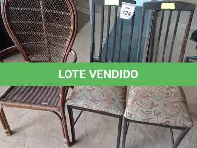 LOTE 424 - 03 CADEIRAS EM MADEIRA SENDO 02 CADEIRAS ESTOFADAS. (NO ESTADO) ATENÇÃO! FAZER A VISITAÇÃO ANTES DE ARREMATAR, NÃO SABEMOS SE FUNCIONA. LEILÃO NÃO TEM GARANTIA E NEM DEVOLUÇÃO, SUJEITO A POSSÍVEIS AVARIAS VISÍVEIS/OCULTAS E/OU AUSÊNCIA DE COMPONENTES.