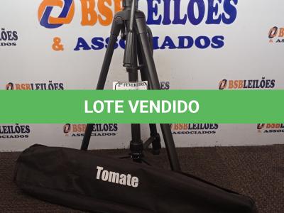 LOTE 001 - 01 TRIPÉ PARA CÂMERA TOMATE MTG-3016. (NO ESTADO) ATENÇÃO! FAZER A VISITAÇÃO ANTES DE ARREMATAR, NÃO SABEMOS SE FUNCIONA. LEILÃO NÃO TEM GARANTIA E NEM DEVOLUÇÃO, SUJEITO A POSSÍVEIS AVARIAS VISÍVEIS/OCULTAS E/OU AUSÊNCIA DE COMPONENTES.