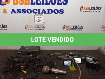 LOTE 421 - 01 LOTE COM CÂMERAS FOTOGRÁFICAS. (NO ESTADO) ATENÇÃO! FAZER A VISITAÇÃO ANTES DE ARREMATAR, NÃO SABEMOS SE FUNCIONA. LEILÃO NÃO TEM GARANTIA E NEM DEVOLUÇÃO, SUJEITO A POSSÍVEIS AVARIAS VISÍVEIS/OCULTAS E/OU AUSÊNCIA DE COMPONENTES.