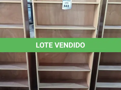 LOTE 443 - 01 PRATELEIRA EM MADEIRA PARA LIVROS. (NO ESTADO) ATENÇÃO! FAZER A VISITAÇÃO ANTES DE ARREMATAR, NÃO SABEMOS SE FUNCIONA. LEILÃO NÃO TEM GARANTIA E NEM DEVOLUÇÃO, SUJEITO A POSSÍVEIS AVARIAS VISÍVEIS/OCULTAS E/OU AUSÊNCIA DE COMPONENTES.