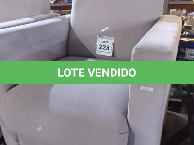 LOTE 223 -  01 POLTRONA ESTOFADA NA COR CINZA. (NO ESTADO) ATENÇÃO! FAZER A VISITAÇÃO ANTES DE ARREMATAR, NÃO SABEMOS SE FUNCIONA. LEILÃO NÃO TEM GARANTIA E NEM DEVOLUÇÃO, SUJEITO A POSSÍVEIS AVARIAS VISÍVEIS/OCULTAS E/OU AUSÊNCIA DE COMPONENTES.