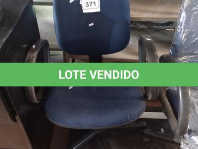 LOTE 371 -  01 CADEIRA GIRATÓRIA PARA ESCRITÓRIO. (NO ESTADO) ATENÇÃO! FAZER A VISITAÇÃO ANTES DE ARREMATAR, NÃO SABEMOS SE FUNCIONA. LEILÃO NÃO TEM GARANTIA E NEM DEVOLUÇÃO, SUJEITO A POSSÍVEIS AVARIAS VISÍVEIS/OCULTAS E/OU AUSÊNCIA DE COMPONENTES.