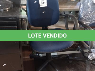 LOTE 371 -  01 CADEIRA GIRATÓRIA PARA ESCRITÓRIO. (NO ESTADO) ATENÇÃO! FAZER A VISITAÇÃO ANTES DE ARREMATAR, NÃO SABEMOS SE FUNCIONA. LEILÃO NÃO TEM GARANTIA E NEM DEVOLUÇÃO, SUJEITO A POSSÍVEIS AVARIAS VISÍVEIS/OCULTAS E/OU AUSÊNCIA DE COMPONENTES.
