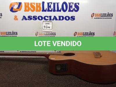 LOTE 104 - 01 VIOLÃO MARCA STRINBERG. (NO ESTADO) ATENÇÃO! FAZER A VISITAÇÃO ANTES DE ARREMATAR, NÃO SABEMOS SE FUNCIONA. LEILÃO NÃO TEM GARANTIA E NEM DEVOLUÇÃO, SUJEITO A POSSÍVEIS AVARIAS VISÍVEIS/OCULTAS E/OU AUSÊNCIA DE COMPONENTES.