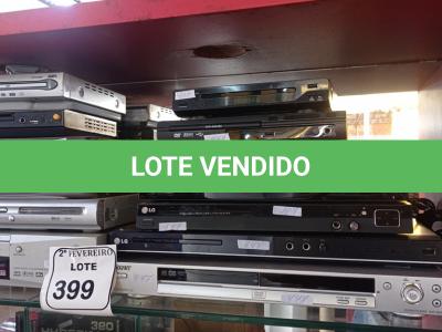 LOTE 399 - 01 LOTE COM DVD’S E VHS DIVERSOS MODELOS.  (NO ESTADO) ATENÇÃO! FAZER A VISITAÇÃO ANTES DE ARREMATAR, NÃO SABEMOS SE FUNCIONA. LEILÃO NÃO TEM GARANTIA E NEM DEVOLUÇÃO, SUJEITO A POSSÍVEIS AVARIAS VISÍVEIS/OCULTAS E/OU AUSÊNCIA DE COMPONENTES.