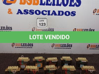 LOTE 123 - 10 TRANSFORMADORES. (NO ESTADO) ATENÇÃO! FAZER A VISITAÇÃO ANTES DE ARREMATAR, NÃO SABEMOS SE FUNCIONA. LEILÃO NÃO TEM GARANTIA E NEM DEVOLUÇÃO, SUJEITO A POSSÍVEIS AVARIAS VISÍVEIS/OCULTAS E/OU AUSÊNCIA DE COMPONENTES.