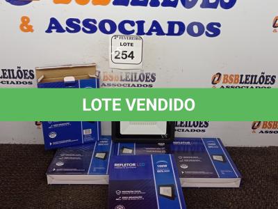 LOTE 254 - 05 REFLETORES DE LED AMBIENTE EXTERNO 100W CADA(NOVO). (NO ESTADO) ATENÇÃO! FAZER A VISITAÇÃO ANTES DE ARREMATAR, NÃO SABEMOS SE FUNCIONA. LEILÃO NÃO TEM GARANTIA E NEM DEVOLUÇÃO, SUJEITO A POSSÍVEIS AVARIAS VISÍVEIS/OCULTAS E/OU AUSÊNCIA DE COMPONENTES.