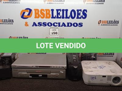 LOTE 298 - 01 VÍDEO CASSETE MARCA PANASONIC, 01 APARELHO DE DVD MARCA PHILIPS, 02 ESTABILIZADORES E 01 PROJETOR MULTIMIDIA. (NO ESTADO) ATENÇÃO! FAZER A VISITAÇÃO ANTES DE ARREMATAR, NÃO SABEMOS SE FUNCIONA. LEILÃO NÃO TEM GARANTIA E NEM DEVOLUÇÃO, SUJEITO A POSSÍVEIS AVARIAS VISÍVEIS/OCULTAS E/OU AUSÊNCIA DE COMPONENTES.