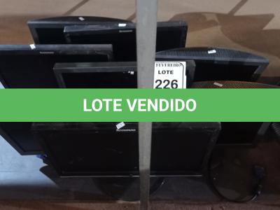 LOTE 226 - 08 MONITORES LCD MARCAS E MODELOS DIVERSOS. (NO ESTADO) ATENÇÃO! FAZER A VISITAÇÃO ANTES DE ARREMATAR, NÃO SABEMOS SE FUNCIONA. LEILÃO NÃO TEM GARANTIA E NEM DEVOLUÇÃO, SUJEITO A POSSÍVEIS AVARIAS VISÍVEIS/OCULTAS E/OU AUSÊNCIA DE COMPONENTES.