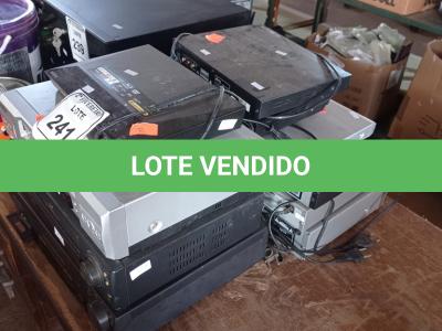 LOTE 241 - 01 LOTE COM APARELHOS VHS E DVD’S DIVERSOS.  (NO ESTADO) ATENÇÃO! FAZER A VISITAÇÃO ANTES DE ARREMATAR, NÃO SABEMOS SE FUNCIONA. LEILÃO NÃO TEM GARANTIA E NEM DEVOLUÇÃO, SUJEITO A POSSÍVEIS AVARIAS VISÍVEIS/OCULTAS E/OU AUSÊNCIA DE COMPONENTES.