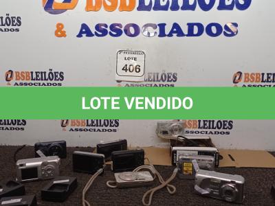 LOTE 406 - 01 LOTE COM CÂMERAS FOTOGRÁFICAS DIGITAIS COM BASES CARREGADORAS DE BATERIA. (NO ESTADO) ATENÇÃO! FAZER A VISITAÇÃO ANTES DE ARREMATAR, NÃO SABEMOS SE FUNCIONA. LEILÃO NÃO TEM GARANTIA E NEM DEVOLUÇÃO, SUJEITO A POSSÍVEIS AVARIAS VISÍVEIS/OCULTAS E/OU AUSÊNCIA DE COMPONENTES.