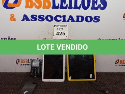 LOTE 425 - 02 TABLET’S, 01 CELULAR MOTOROLA E 01 MAQUININHA DE CARTÃO. (NO ESTADO) ATENÇÃO! FAZER A VISITAÇÃO ANTES DE ARREMATAR, NÃO SABEMOS SE FUNCIONA. LEILÃO NÃO TEM GARANTIA E NEM DEVOLUÇÃO, SUJEITO A POSSÍVEIS AVARIAS VISÍVEIS/OCULTAS E/OU AUSÊNCIA DE COMPONENTES.