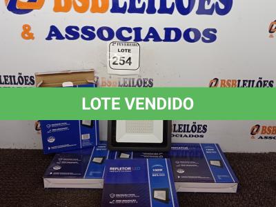 LOTE 254 - 05 REFLETORES DE LED AMBIENTE EXTERNO 100W CADA(NOVO). (NO ESTADO) ATENÇÃO! FAZER A VISITAÇÃO ANTES DE ARREMATAR, NÃO SABEMOS SE FUNCIONA. LEILÃO NÃO TEM GARANTIA E NEM DEVOLUÇÃO, SUJEITO A POSSÍVEIS AVARIAS VISÍVEIS/OCULTAS E/OU AUSÊNCIA DE COMPONENTES.