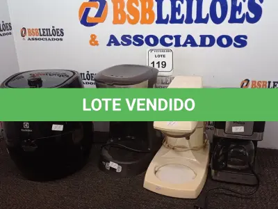 LOTE 119 - 01 BATEDEIRA, 02 CAFETEIRAS E 01 AIR FRYER INCOMPLETAS. (NO ESTADO) ATENÇÃO! FAZER A VISITAÇÃO ANTES DE ARREMATAR, NÃO SABEMOS SE FUNCIONA. LEILÃO NÃO TEM GARANTIA E NEM DEVOLUÇÃO, SUJEITO A POSSÍVEIS AVARIAS VISÍVEIS/OCULTAS E/OU AUSÊNCIA DE COMPONENTES.
