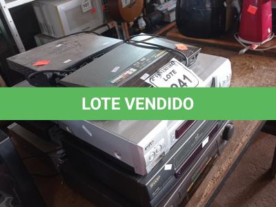 LOTE 241 - 01 LOTE COM APARELHOS VHS E DVD’S DIVERSOS.  (NO ESTADO) ATENÇÃO! FAZER A VISITAÇÃO ANTES DE ARREMATAR, NÃO SABEMOS SE FUNCIONA. LEILÃO NÃO TEM GARANTIA E NEM DEVOLUÇÃO, SUJEITO A POSSÍVEIS AVARIAS VISÍVEIS/OCULTAS E/OU AUSÊNCIA DE COMPONENTES.