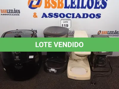 LOTE 119 - 01 BATEDEIRA, 02 CAFETEIRAS E 01 AIR FRYER INCOMPLETAS. (NO ESTADO) ATENÇÃO! FAZER A VISITAÇÃO ANTES DE ARREMATAR, NÃO SABEMOS SE FUNCIONA. LEILÃO NÃO TEM GARANTIA E NEM DEVOLUÇÃO, SUJEITO A POSSÍVEIS AVARIAS VISÍVEIS/OCULTAS E/OU AUSÊNCIA DE COMPONENTES.