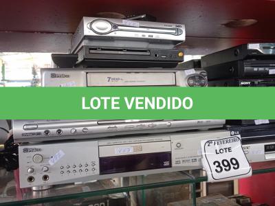 LOTE 399 - 01 LOTE COM DVD’S E VHS DIVERSOS MODELOS.  (NO ESTADO) ATENÇÃO! FAZER A VISITAÇÃO ANTES DE ARREMATAR, NÃO SABEMOS SE FUNCIONA. LEILÃO NÃO TEM GARANTIA E NEM DEVOLUÇÃO, SUJEITO A POSSÍVEIS AVARIAS VISÍVEIS/OCULTAS E/OU AUSÊNCIA DE COMPONENTES.
