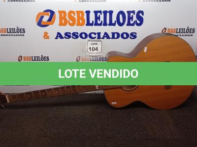 LOTE 104 - 01 VIOLÃO MARCA STRINBERG. (NO ESTADO) ATENÇÃO! FAZER A VISITAÇÃO ANTES DE ARREMATAR, NÃO SABEMOS SE FUNCIONA. LEILÃO NÃO TEM GARANTIA E NEM DEVOLUÇÃO, SUJEITO A POSSÍVEIS AVARIAS VISÍVEIS/OCULTAS E/OU AUSÊNCIA DE COMPONENTES.