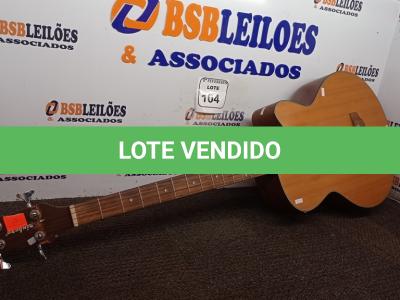 LOTE 104 - 01 VIOLÃO MARCA STRINBERG. (NO ESTADO) ATENÇÃO! FAZER A VISITAÇÃO ANTES DE ARREMATAR, NÃO SABEMOS SE FUNCIONA. LEILÃO NÃO TEM GARANTIA E NEM DEVOLUÇÃO, SUJEITO A POSSÍVEIS AVARIAS VISÍVEIS/OCULTAS E/OU AUSÊNCIA DE COMPONENTES.