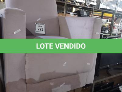 LOTE 223 -  01 POLTRONA ESTOFADA NA COR CINZA. (NO ESTADO) ATENÇÃO! FAZER A VISITAÇÃO ANTES DE ARREMATAR, NÃO SABEMOS SE FUNCIONA. LEILÃO NÃO TEM GARANTIA E NEM DEVOLUÇÃO, SUJEITO A POSSÍVEIS AVARIAS VISÍVEIS/OCULTAS E/OU AUSÊNCIA DE COMPONENTES.