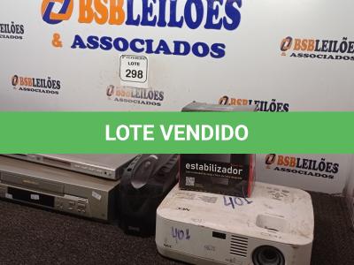 LOTE 298 - 01 VÍDEO CASSETE MARCA PANASONIC, 01 APARELHO DE DVD MARCA PHILIPS, 02 ESTABILIZADORES E 01 PROJETOR MULTIMIDIA. (NO ESTADO) ATENÇÃO! FAZER A VISITAÇÃO ANTES DE ARREMATAR, NÃO SABEMOS SE FUNCIONA. LEILÃO NÃO TEM GARANTIA E NEM DEVOLUÇÃO, SUJEITO A POSSÍVEIS AVARIAS VISÍVEIS/OCULTAS E/OU AUSÊNCIA DE COMPONENTES.