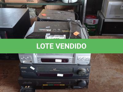 LOTE 241 - 01 LOTE COM APARELHOS VHS E DVD’S DIVERSOS.  (NO ESTADO) ATENÇÃO! FAZER A VISITAÇÃO ANTES DE ARREMATAR, NÃO SABEMOS SE FUNCIONA. LEILÃO NÃO TEM GARANTIA E NEM DEVOLUÇÃO, SUJEITO A POSSÍVEIS AVARIAS VISÍVEIS/OCULTAS E/OU AUSÊNCIA DE COMPONENTES.