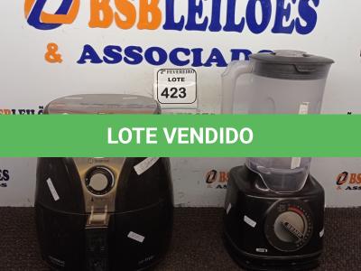 LOTE 423 - 01 AIR FRYER E 01 LIQUIDIFICADOR SEM MARCA APARENTE. (NO ESTADO) ATENÇÃO! FAZER A VISITAÇÃO ANTES DE ARREMATAR, NÃO SABEMOS SE FUNCIONA. LEILÃO NÃO TEM GARANTIA E NEM DEVOLUÇÃO, SUJEITO A POSSÍVEIS AVARIAS VISÍVEIS/OCULTAS E/OU AUSÊNCIA DE COMPONENTES.