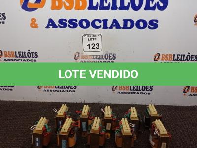LOTE 123 - 10 TRANSFORMADORES. (NO ESTADO) ATENÇÃO! FAZER A VISITAÇÃO ANTES DE ARREMATAR, NÃO SABEMOS SE FUNCIONA. LEILÃO NÃO TEM GARANTIA E NEM DEVOLUÇÃO, SUJEITO A POSSÍVEIS AVARIAS VISÍVEIS/OCULTAS E/OU AUSÊNCIA DE COMPONENTES.