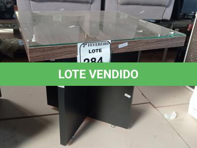 LOTE 284 -  01 MESINHA DE CENTRO QUADRADA EM MADEIRA E TAMPO DE VIDRO. (NO ESTADO) ATENÇÃO! FAZER A VISITAÇÃO ANTES DE ARREMATAR, NÃO SABEMOS SE FUNCIONA. LEILÃO NÃO TEM GARANTIA E NEM DEVOLUÇÃO, SUJEITO A POSSÍVEIS AVARIAS VISÍVEIS/OCULTAS E/OU AUSÊNCIA DE COMPONENTES.