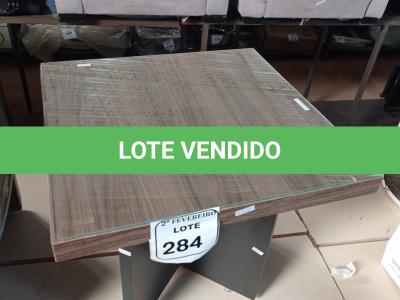 LOTE 284 -  01 MESINHA DE CENTRO QUADRADA EM MADEIRA E TAMPO DE VIDRO. (NO ESTADO) ATENÇÃO! FAZER A VISITAÇÃO ANTES DE ARREMATAR, NÃO SABEMOS SE FUNCIONA. LEILÃO NÃO TEM GARANTIA E NEM DEVOLUÇÃO, SUJEITO A POSSÍVEIS AVARIAS VISÍVEIS/OCULTAS E/OU AUSÊNCIA DE COMPONENTES.