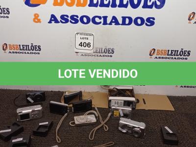 LOTE 406 - 01 LOTE COM CÂMERAS FOTOGRÁFICAS DIGITAIS COM BASES CARREGADORAS DE BATERIA. (NO ESTADO) ATENÇÃO! FAZER A VISITAÇÃO ANTES DE ARREMATAR, NÃO SABEMOS SE FUNCIONA. LEILÃO NÃO TEM GARANTIA E NEM DEVOLUÇÃO, SUJEITO A POSSÍVEIS AVARIAS VISÍVEIS/OCULTAS E/OU AUSÊNCIA DE COMPONENTES.