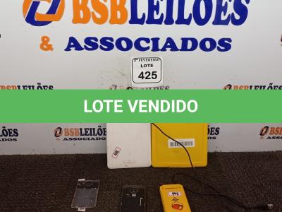 LOTE 425 - 02 TABLET’S, 01 CELULAR MOTOROLA E 01 MAQUININHA DE CARTÃO. (NO ESTADO) ATENÇÃO! FAZER A VISITAÇÃO ANTES DE ARREMATAR, NÃO SABEMOS SE FUNCIONA. LEILÃO NÃO TEM GARANTIA E NEM DEVOLUÇÃO, SUJEITO A POSSÍVEIS AVARIAS VISÍVEIS/OCULTAS E/OU AUSÊNCIA DE COMPONENTES.