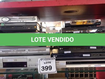 LOTE 399 - 01 LOTE COM DVD’S E VHS DIVERSOS MODELOS.  (NO ESTADO) ATENÇÃO! FAZER A VISITAÇÃO ANTES DE ARREMATAR, NÃO SABEMOS SE FUNCIONA. LEILÃO NÃO TEM GARANTIA E NEM DEVOLUÇÃO, SUJEITO A POSSÍVEIS AVARIAS VISÍVEIS/OCULTAS E/OU AUSÊNCIA DE COMPONENTES.