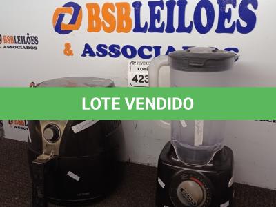 LOTE 423 - 01 AIR FRYER E 01 LIQUIDIFICADOR SEM MARCA APARENTE. (NO ESTADO) ATENÇÃO! FAZER A VISITAÇÃO ANTES DE ARREMATAR, NÃO SABEMOS SE FUNCIONA. LEILÃO NÃO TEM GARANTIA E NEM DEVOLUÇÃO, SUJEITO A POSSÍVEIS AVARIAS VISÍVEIS/OCULTAS E/OU AUSÊNCIA DE COMPONENTES.