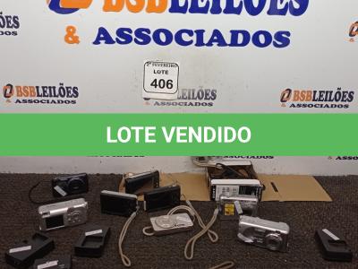 LOTE 406 - 01 LOTE COM CÂMERAS FOTOGRÁFICAS DIGITAIS COM BASES CARREGADORAS DE BATERIA. (NO ESTADO) ATENÇÃO! FAZER A VISITAÇÃO ANTES DE ARREMATAR, NÃO SABEMOS SE FUNCIONA. LEILÃO NÃO TEM GARANTIA E NEM DEVOLUÇÃO, SUJEITO A POSSÍVEIS AVARIAS VISÍVEIS/OCULTAS E/OU AUSÊNCIA DE COMPONENTES.