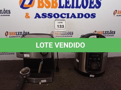 LOTE 133 - 01 CAFETEIRA INCOMPLETO E 01 PANELA DE ARROZ. (NO ESTADO) ATENÇÃO! FAZER A VISITAÇÃO ANTES DE ARREMATAR, NÃO SABEMOS SE FUNCIONA. LEILÃO NÃO TEM GARANTIA E NEM DEVOLUÇÃO, SUJEITO A POSSÍVEIS AVARIAS VISÍVEIS/OCULTAS E/OU AUSÊNCIA DE COMPONENTES.