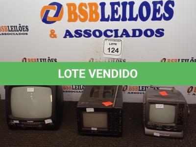 LOTE 124 - 03 TV’S PORTÁTEIS MARCAS E MODELOS DIVERSOS. (NO ESTADO) ATENÇÃO! FAZER A VISITAÇÃO ANTES DE ARREMATAR, NÃO SABEMOS SE FUNCIONA. LEILÃO NÃO TEM GARANTIA E NEM DEVOLUÇÃO, SUJEITO A POSSÍVEIS AVARIAS VISÍVEIS/OCULTAS E/OU AUSÊNCIA DE COMPONENTES.