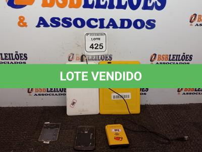 LOTE 425 - 02 TABLET’S, 01 CELULAR MOTOROLA E 01 MAQUININHA DE CARTÃO. (NO ESTADO) ATENÇÃO! FAZER A VISITAÇÃO ANTES DE ARREMATAR, NÃO SABEMOS SE FUNCIONA. LEILÃO NÃO TEM GARANTIA E NEM DEVOLUÇÃO, SUJEITO A POSSÍVEIS AVARIAS VISÍVEIS/OCULTAS E/OU AUSÊNCIA DE COMPONENTES.