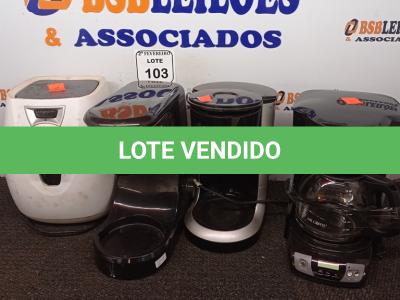 LOTE 103 - 03 CAFETEIRAS MARCAS E MODELOS DIVERSOS E 01 AIR FRYER MARCA PHILCO. (NO ESTADO) ATENÇÃO! FAZER A VISITAÇÃO ANTES DE ARREMATAR, NÃO SABEMOS SE FUNCIONA. LEILÃO NÃO TEM GARANTIA E NEM DEVOLUÇÃO, SUJEITO A POSSÍVEIS AVARIAS VISÍVEIS/OCULTAS E/OU AUSÊNCIA DE COMPONENTES.