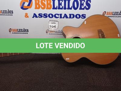 LOTE 104 - 01 VIOLÃO MARCA STRINBERG. (NO ESTADO) ATENÇÃO! FAZER A VISITAÇÃO ANTES DE ARREMATAR, NÃO SABEMOS SE FUNCIONA. LEILÃO NÃO TEM GARANTIA E NEM DEVOLUÇÃO, SUJEITO A POSSÍVEIS AVARIAS VISÍVEIS/OCULTAS E/OU AUSÊNCIA DE COMPONENTES.