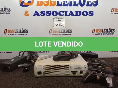 LOTE 015 - 01 XBOX COMPLETO. (NO ESTADO) ATENÇÃO! FAZER A VISITAÇÃO ANTES DE ARREMATAR, NÃO SABEMOS SE FUNCIONA. LEILÃO NÃO TEM GARANTIA E NEM DEVOLUÇÃO, SUJEITO A POSSÍVEIS AVARIAS VISÍVEIS/OCULTAS E/OU AUSÊNCIA DE COMPONENTES.