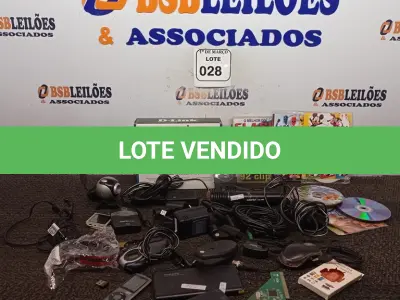 LOTE 028 - 01 CAIXA COM 02 MICROFONES, FONTE, CABOS DIVERSOS E BATERIA PORTÁTIL. (NO ESTADO) ATENÇÃO! FAZER A VISITAÇÃO ANTES DE ARREMATAR, NÃO SABEMOS SE FUNCIONA. LEILÃO NÃO TEM GARANTIA E NEM DEVOLUÇÃO, SUJEITO A POSSÍVEIS AVARIAS VISÍVEIS/OCULTAS E/OU AUSÊNCIA DE COMPONENTES.