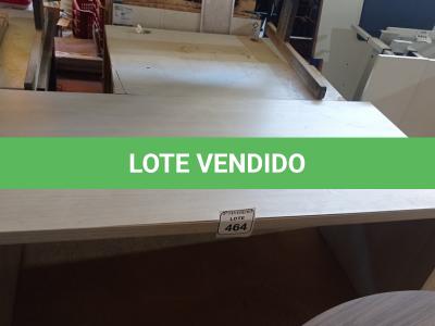 LOTE 464 - 01 MESA EM MADEIRA PARA ESCRITÓRIO. (NO ESTADO) ATENÇÃO! FAZER A VISITAÇÃO ANTES DE ARREMATAR, NÃO SABEMOS SE FUNCIONA. LEILÃO NÃO TEM GARANTIA E NEM DEVOLUÇÃO, SUJEITO A POSSÍVEIS AVARIAS VISÍVEIS/OCULTAS E/OU AUSÊNCIA DE COMPONENTES.