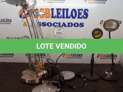 LOTE 205 - 01 LOTE COM LUMINÁRIAS DE MESA DIVERSAS. (NO ESTADO) ATENÇÃO! FAZER A VISITAÇÃO ANTES DE ARREMATAR, NÃO SABEMOS SE FUNCIONA. LEILÃO NÃO TEM GARANTIA E NEM DEVOLUÇÃO, SUJEITO A POSSÍVEIS AVARIAS VISÍVEIS/OCULTAS E/OU AUSÊNCIA DE COMPONENTES.