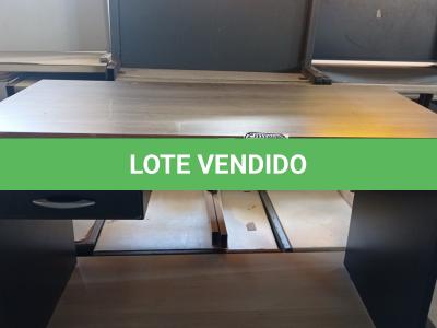 LOTE 473 - 01 MESA COM 02 GAVETAS EM MADEIRA PARA ESCRITÓRIO. (NO ESTADO) ATENÇÃO! FAZER A VISITAÇÃO ANTES DE ARREMATAR, NÃO SABEMOS SE FUNCIONA. LEILÃO NÃO TEM GARANTIA E NEM DEVOLUÇÃO, SUJEITO A POSSÍVEIS AVARIAS VISÍVEIS/OCULTAS E/OU AUSÊNCIA DE COMPONENTES.