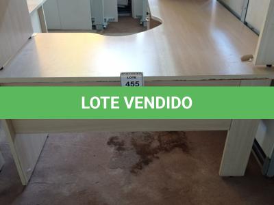 LOTE 455 - 01 MESA DE CANTO COM 02 GAVETAS EM MADEIRA PARA ESCRITÓRIO. (NO ESTADO) ATENÇÃO! FAZER A VISITAÇÃO ANTES DE ARREMATAR, NÃO SABEMOS SE FUNCIONA. LEILÃO NÃO TEM GARANTIA E NEM DEVOLUÇÃO, SUJEITO A POSSÍVEIS AVARIAS VISÍVEIS/OCULTAS E/OU AUSÊNCIA DE COMPONENTES.
